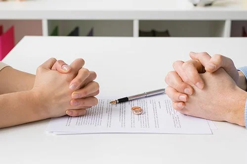 Tình huống về chia tài sản chung của vợ chồng là cổ phần