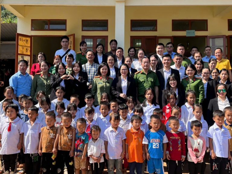 Chương trình trợ giúp pháp lý, tuyên truyền pháp luật và tặng quà tại Trường THCS Lê Quảng Ba, huyện Hà Quảng, tỉnh Cao Bằng