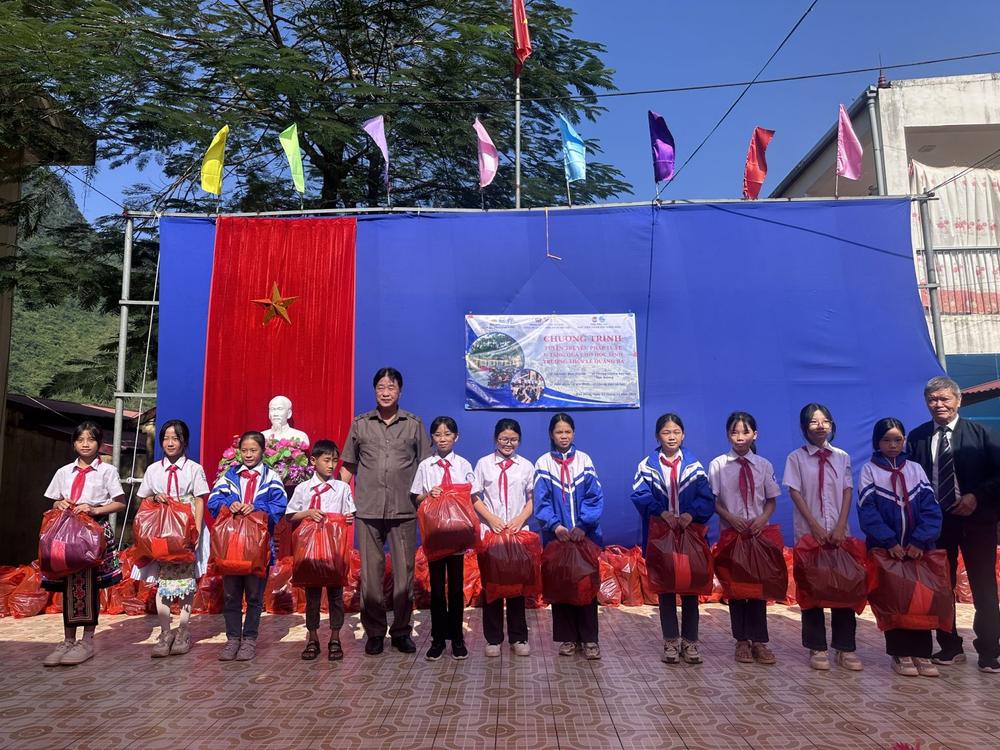 Chương trình trợ giúp pháp lý, tuyên truyền pháp luật và tặng quà tại Trường THCS Lê Quảng Ba, huyện Hà Quảng, tỉnh Cao Bằng