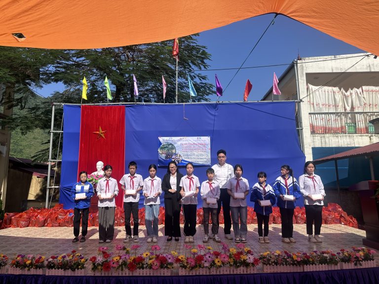 Chương trình trợ giúp pháp lý, tuyên truyền pháp luật và tặng quà tại Trường THCS Lê Quảng Ba, huyện Hà Quảng, tỉnh Cao Bằng