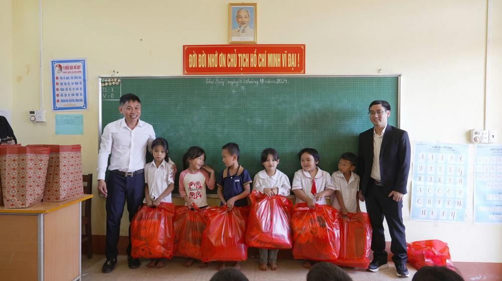 Chương trình trợ giúp pháp lý, tuyên truyền pháp luật và tặng quà tại Trường THCS Lê Quảng Ba, huyện Hà Quảng, tỉnh Cao Bằng