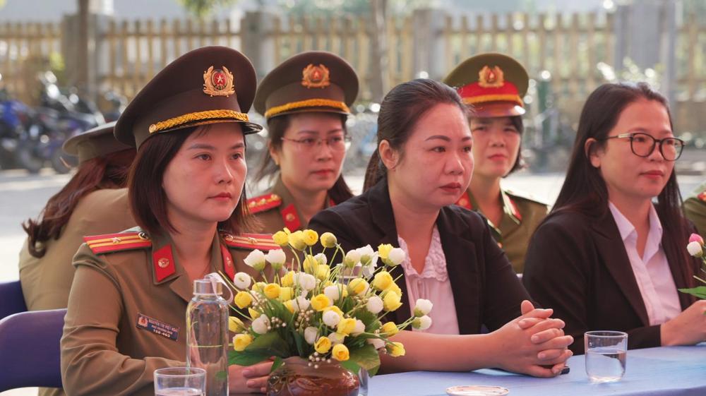 Chương trình trợ giúp pháp lý, tuyên truyền pháp luật và tặng quà tại Trường THCS Lê Quảng Ba, huyện Hà Quảng, tỉnh Cao Bằng