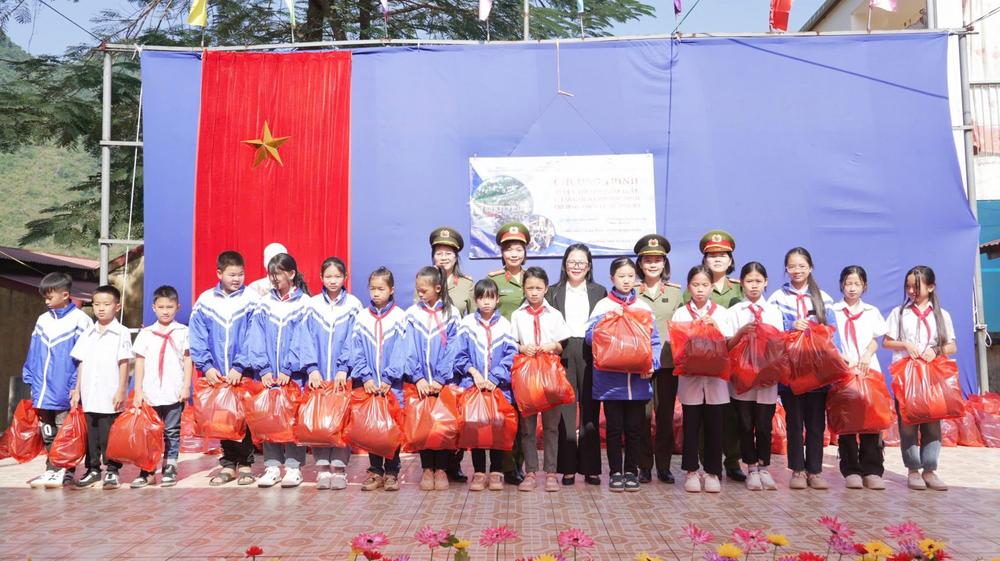 Chương trình trợ giúp pháp lý, tuyên truyền pháp luật và tặng quà tại Trường THCS Lê Quảng Ba, huyện Hà Quảng, tỉnh Cao Bằng