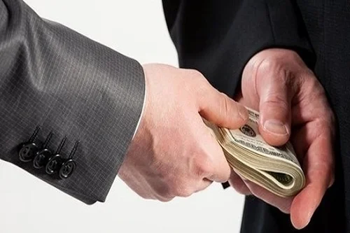 Phân biệt tội “Tham ô tài sản” và tội “Lạm dụng chức vụ, quyền hạn chiếm đoạt tài sản”